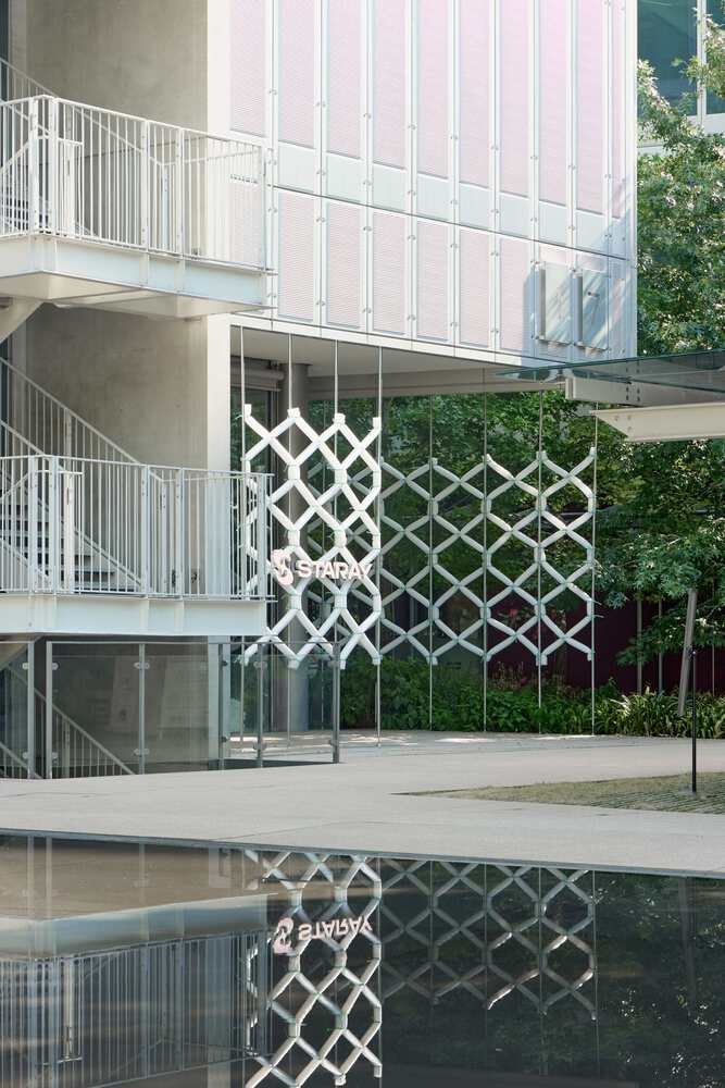 вид с улицы на STARAY и лестницу