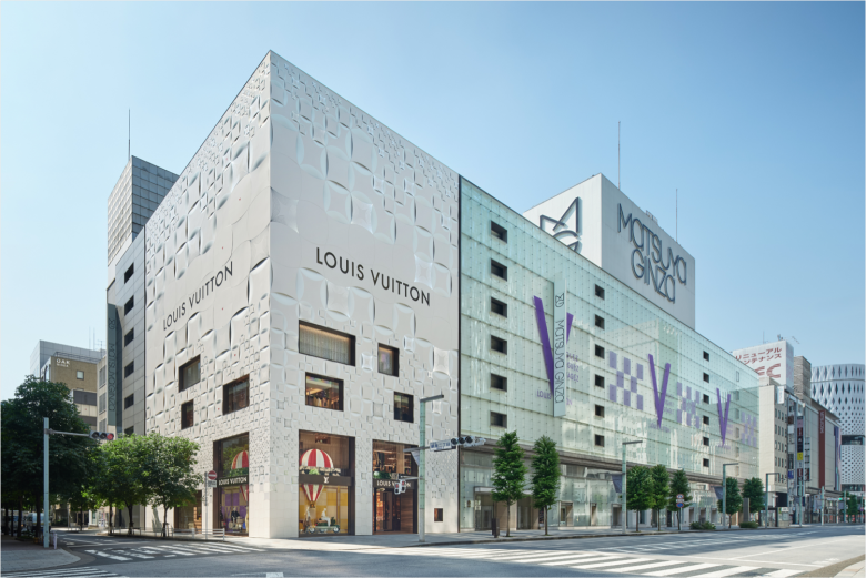 вид с улицы на магазин Louis Vuitton store