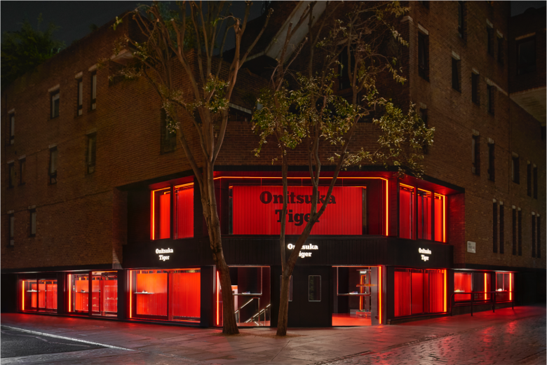 вид с улицы на магазин Onitsuka Tiger Red concept store