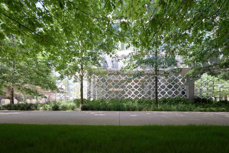 вид с улицы на магазин STARAY