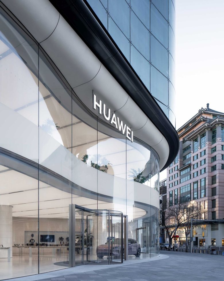 вид сбоку на магазин Huawei Flagship Store