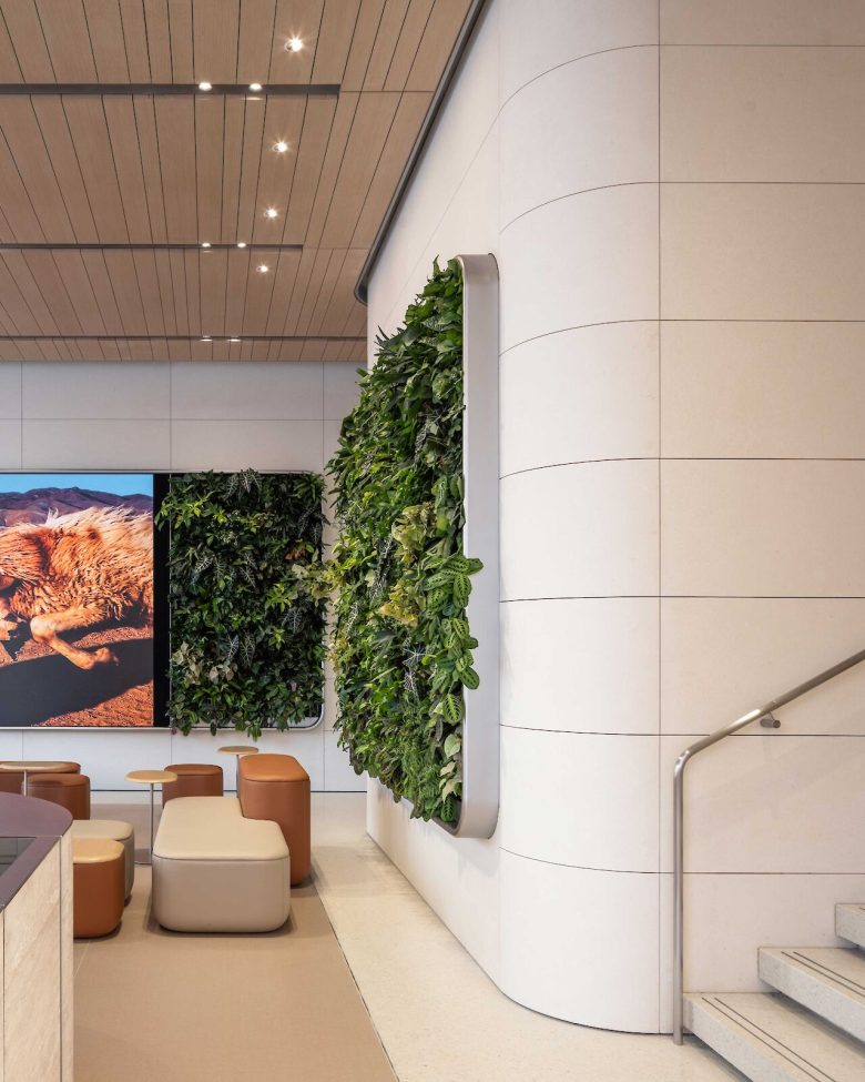 вид сбоку на столики Huawei Flagship Store