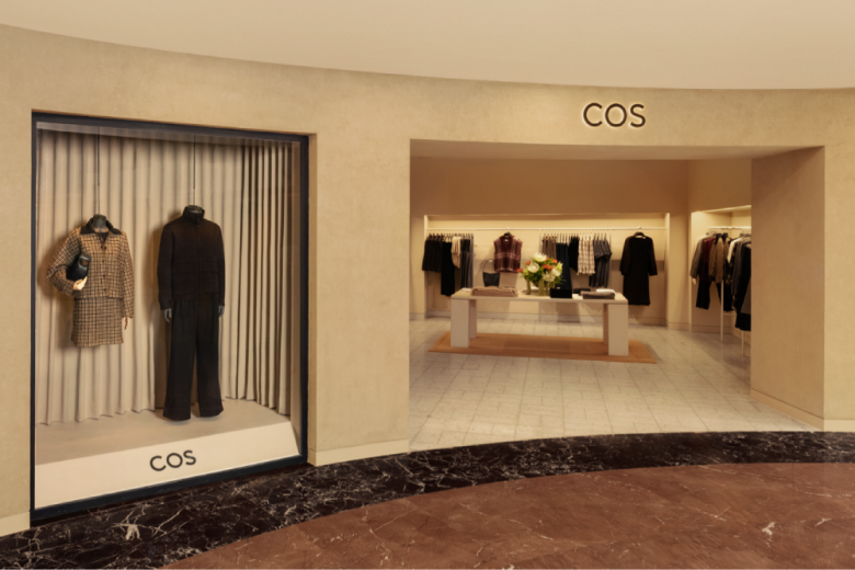 вид снаружи со входа COS Store 2.0