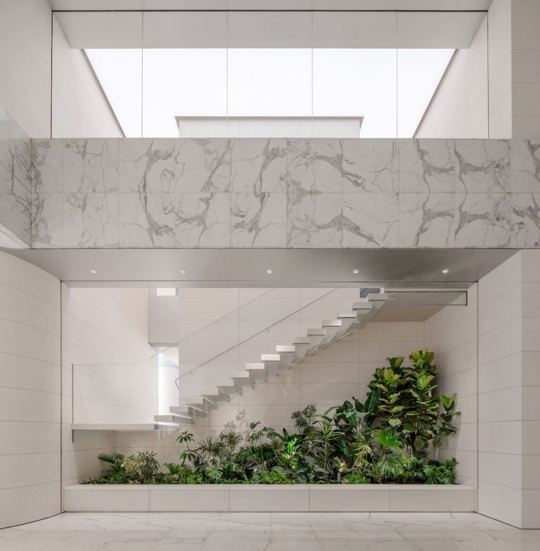 вид со стороны на лестницу Huawei Flagship Store