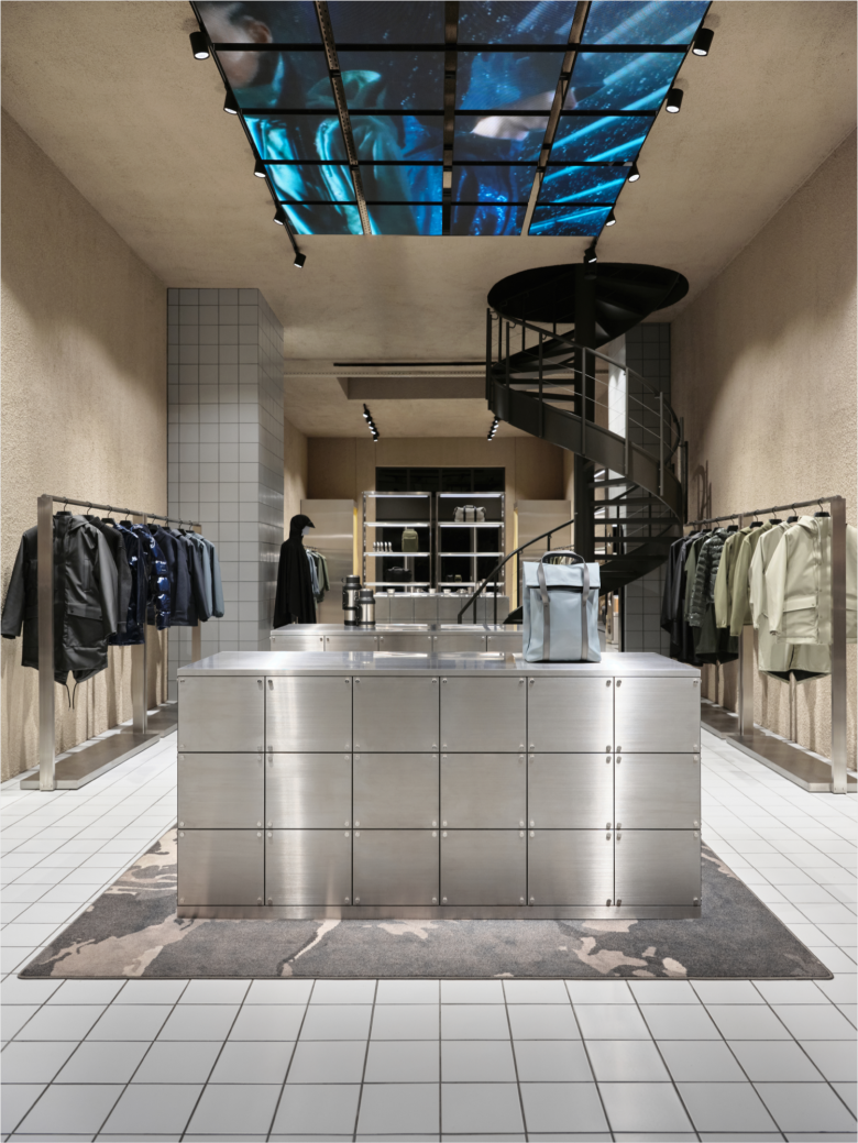 вид со входа Rains Store