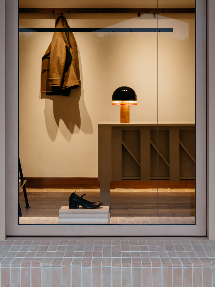 вид витрины Lemaire boutique с улицы