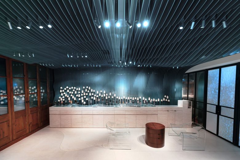 витрина и шкафы с парфюмом Amouage Zhang Yuan