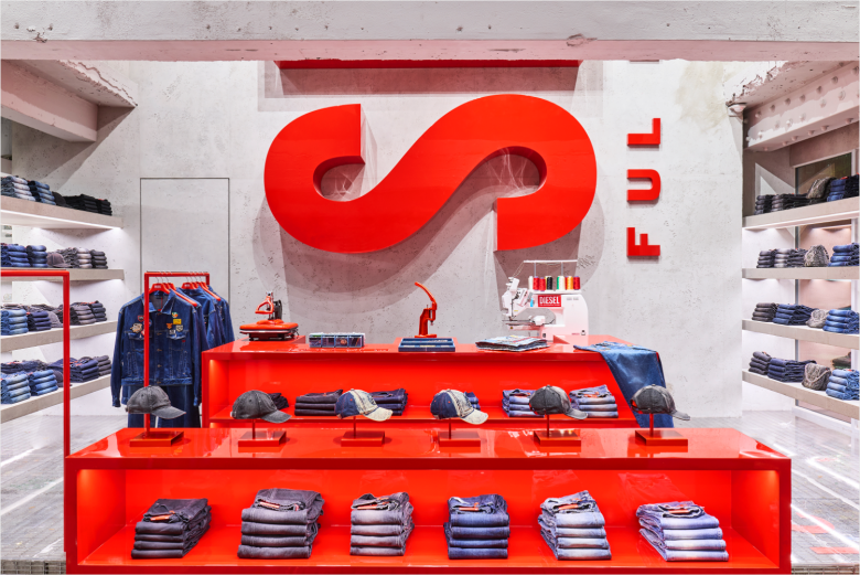 витрина и стеллажи с одеждой Diesel в Сеуле