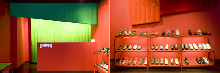 Ярко-красные стеллажи в оформлении витрины магазина обуви