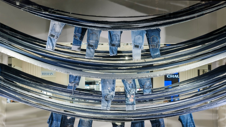 Витрина модного магазина с джинсами