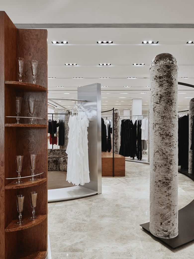 витрина с фужерами Corner “You wanna” in TC “Tsvetnoy”