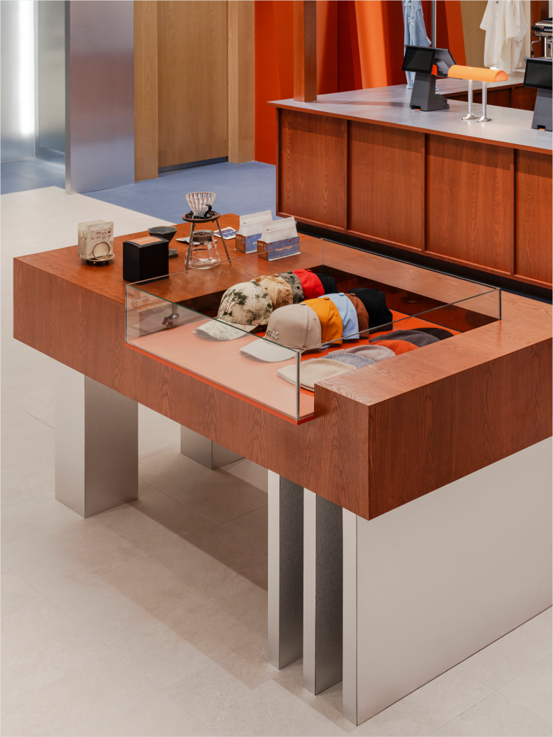 витрина с кепками ASAL store