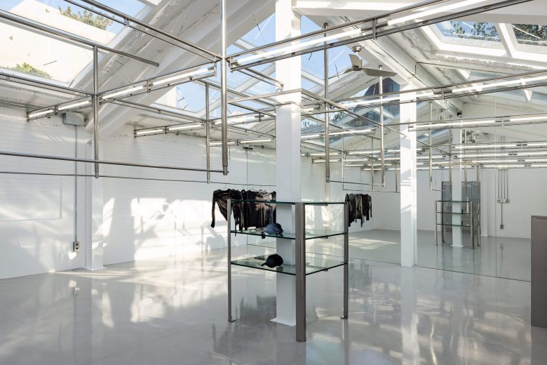 витрина с кепками Cost per Kilo flagship store