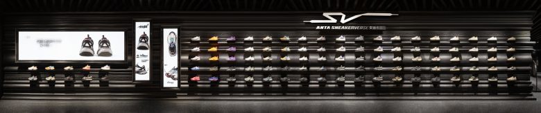 витрина с обувью ANTA Basketball Arena