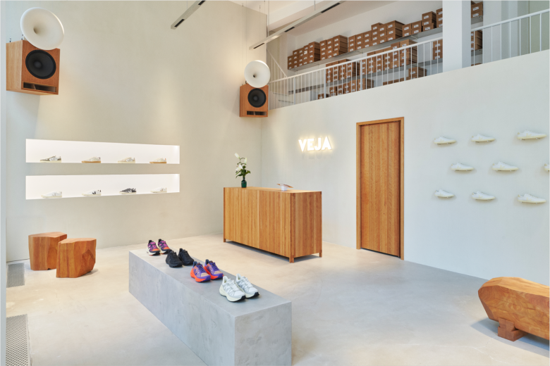 витрина с обувью VEJA store