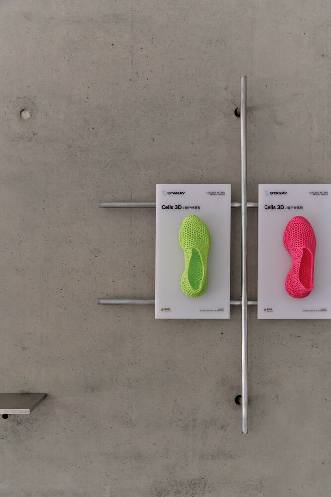 витрина с обувью на стене STARAY