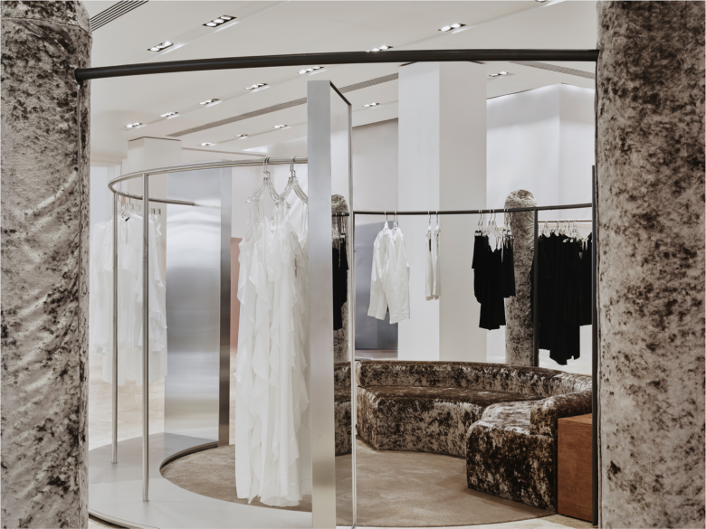 витрина с одеждой YOU WANNA