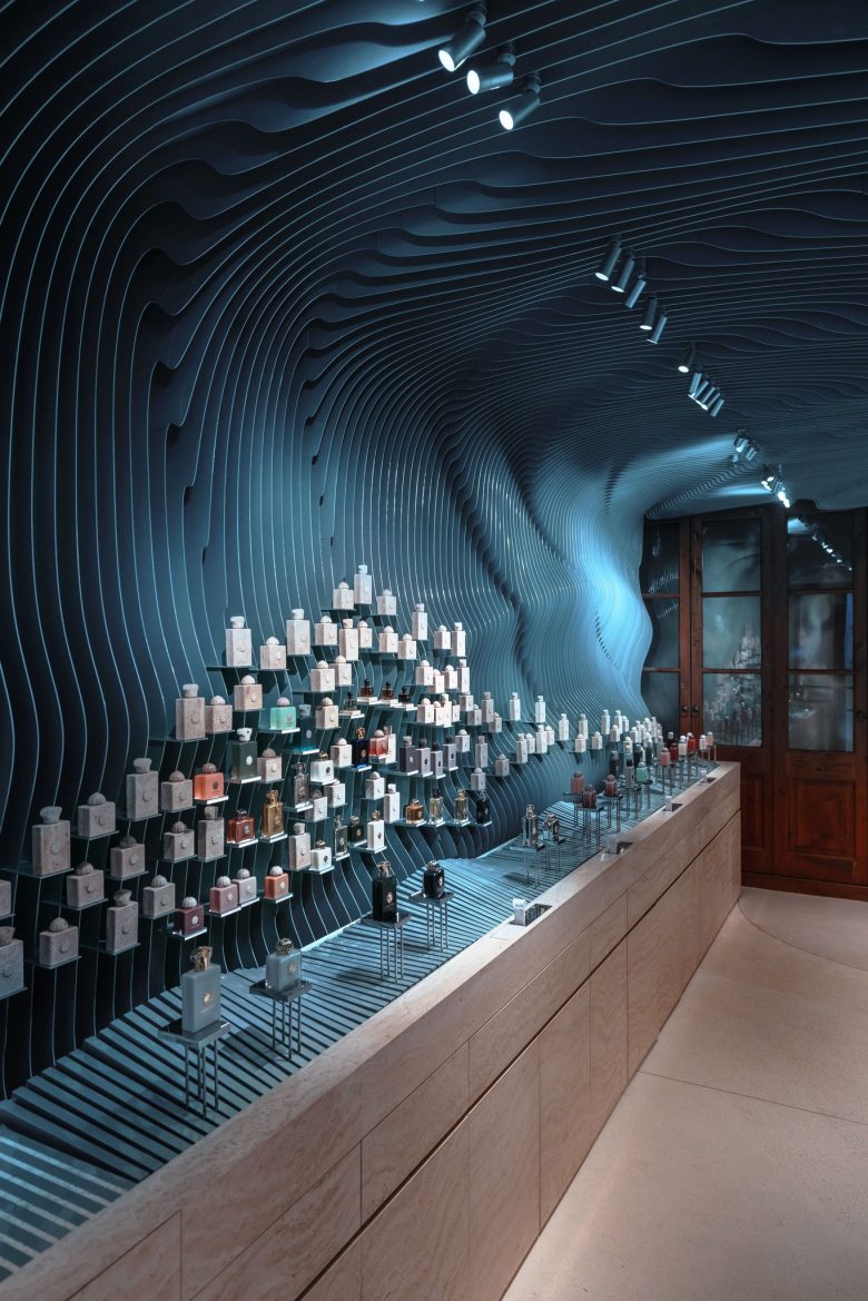 витрина с парфюмом Amouage Zhang Yuan