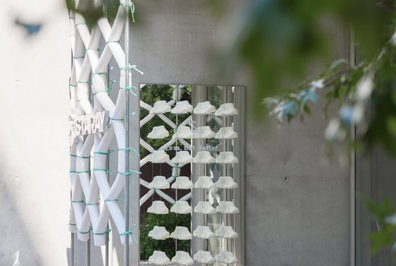 витрина с подставками для обуви STARAY со стороны