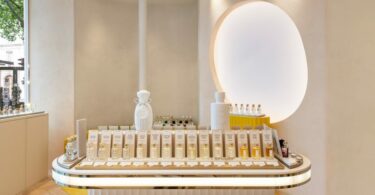 витрина с продукцией A showcase with HIMACS