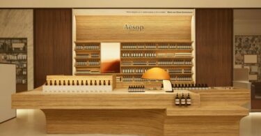 витрина с продукцией Aesop shop-in-shop