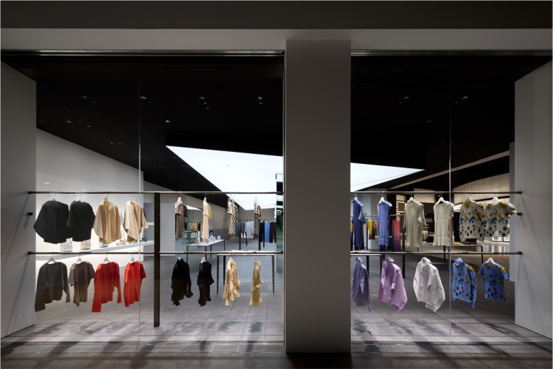 витрина с продукцией ISSEY MIYAKE store