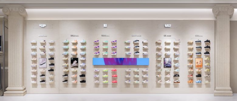 витрина со спортивной обувью ANTA Basketball Arena