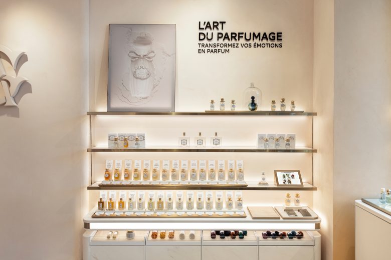 витрина у стены с продукцией A showcase with HIMACS