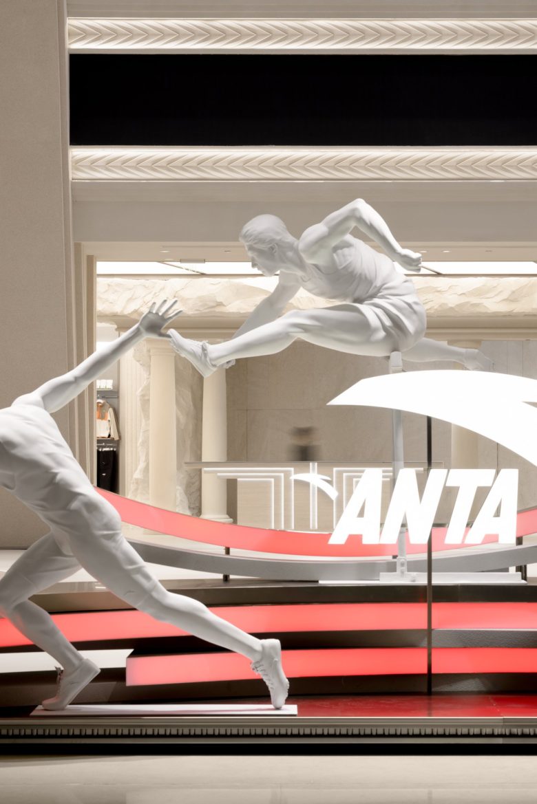 витрина вблизи ANTA Basketball Arena