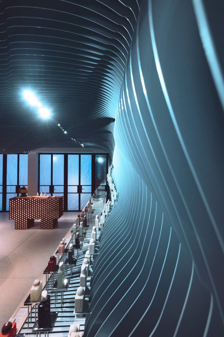 витрина вдоль стены Amouage Zhang Yuan