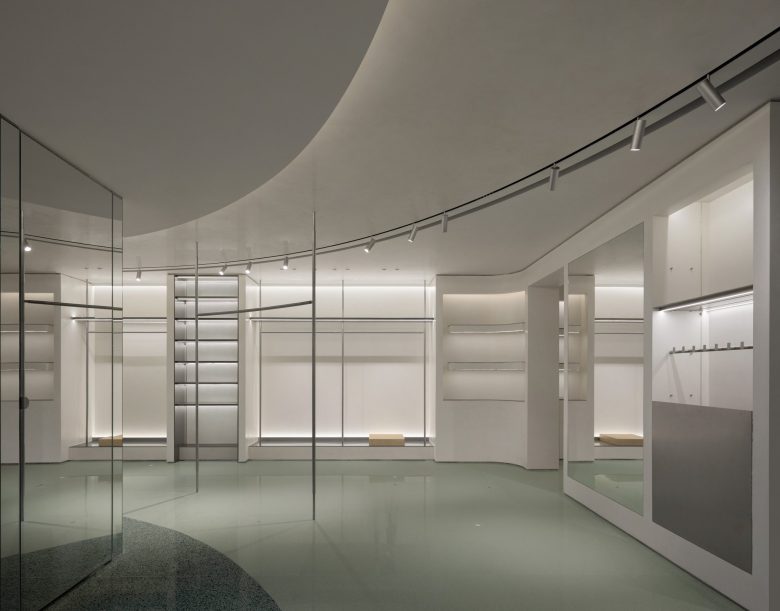 витрины Mark&Lona Beijing Flagship зеркальные