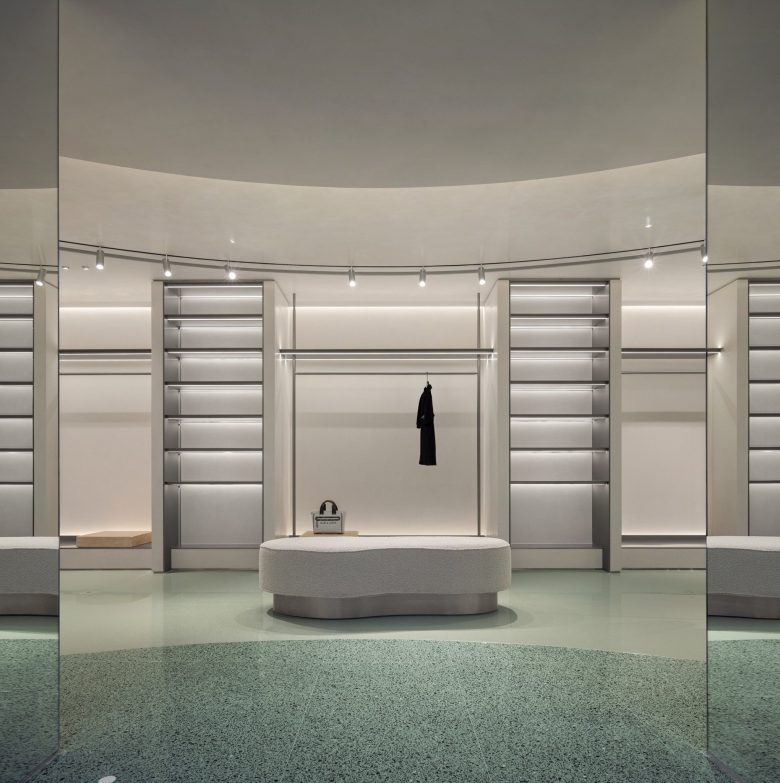 витрины Mark&Lona Beijing Flagship