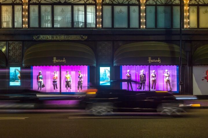 Яркая витрины для магазина одежды в Лондоне