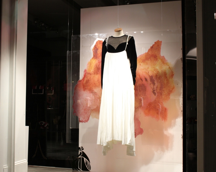 Яркие картины в дизайне витрины для магазина одежды