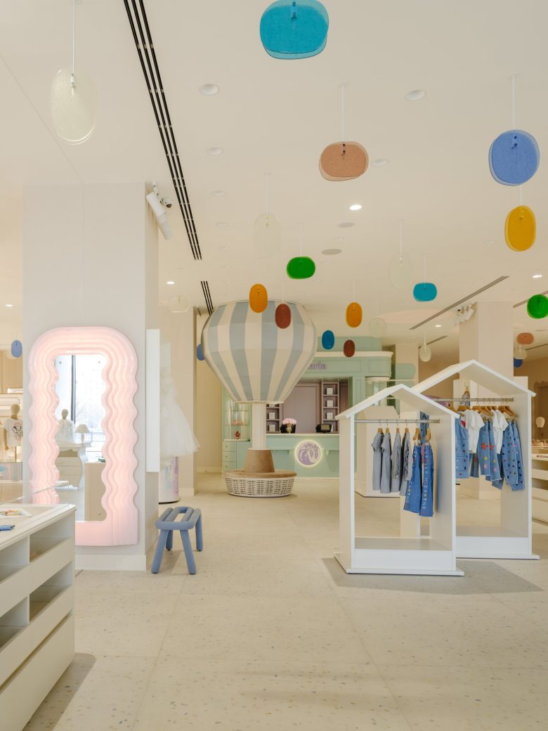 витрины домики и ажурное зеркало New children’s boutique