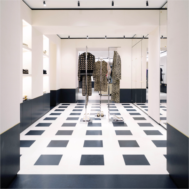 витрины и стойки с вешалками Valentino‘s