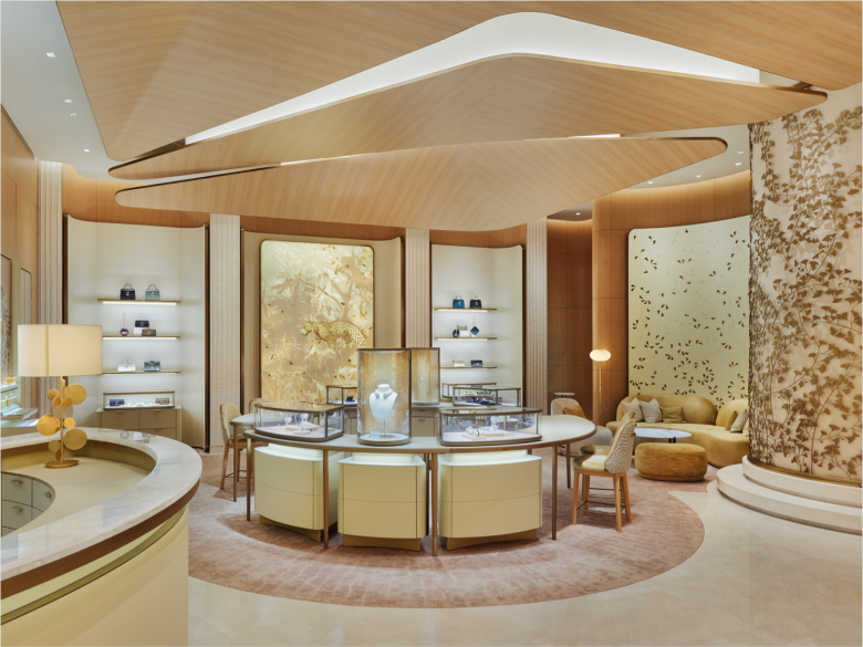 витрины на столе Cartier