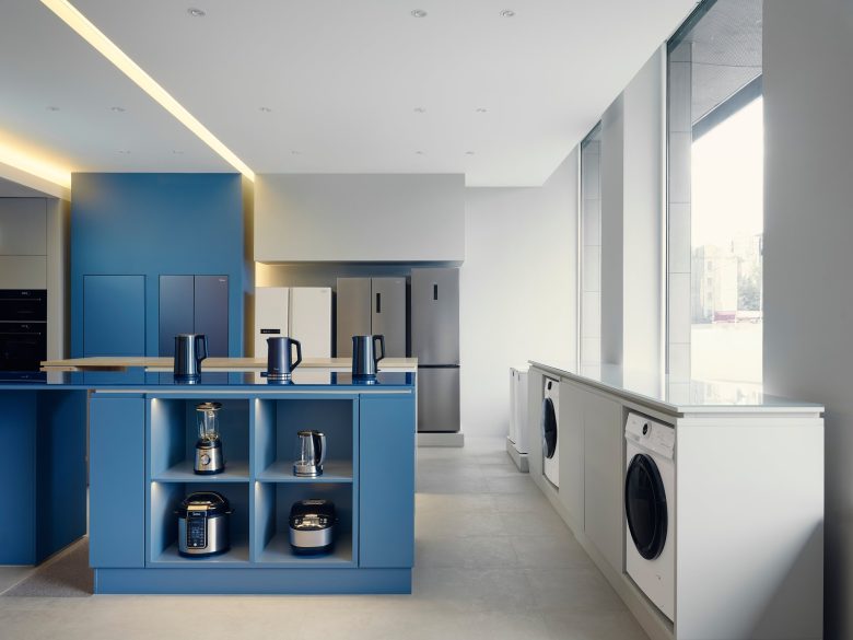 витрины с чайниками Midea Showroom