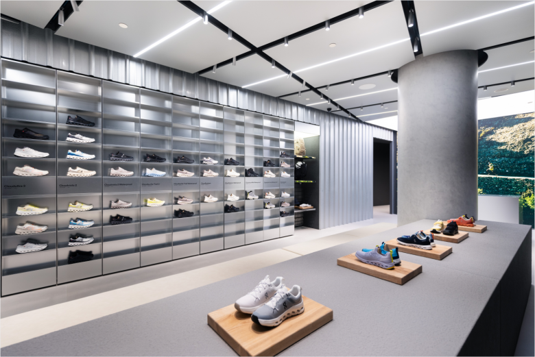 витрины с обувью On store