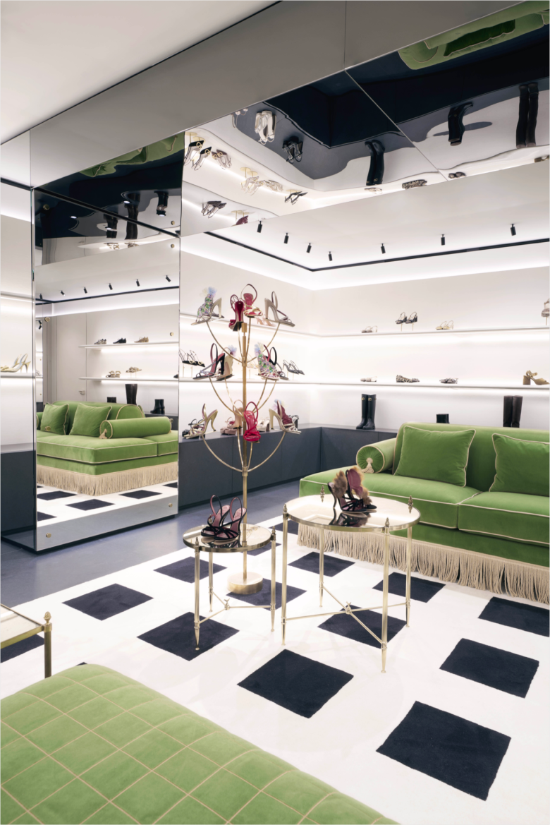 витрины с обувью и диваны Valentino‘s