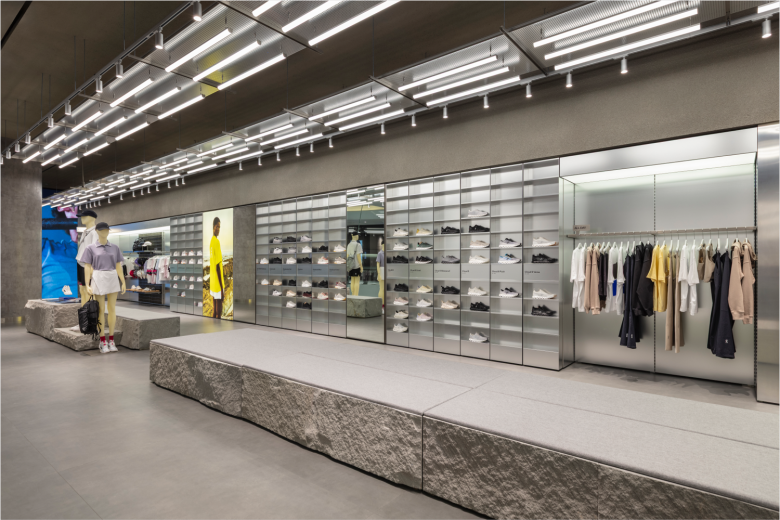 витрины с обувью и одеждой ON