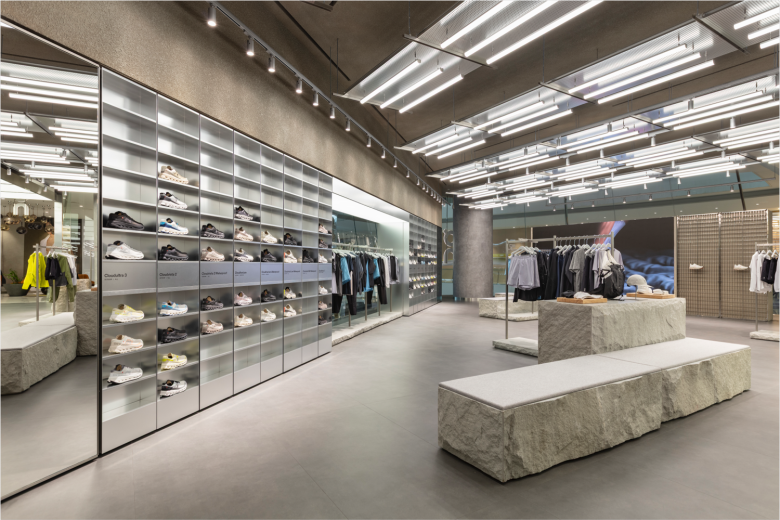 витрины с обувью и стойки с одеждой ON