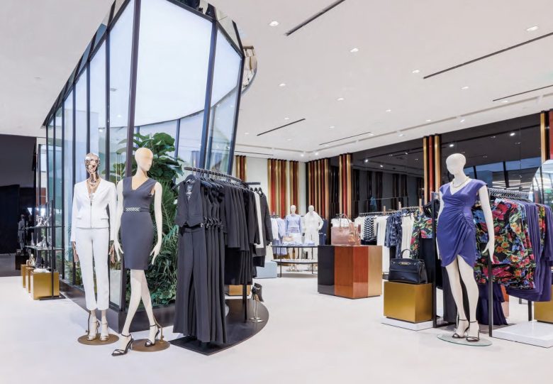 витрины с одеждой Guess Flagship Store