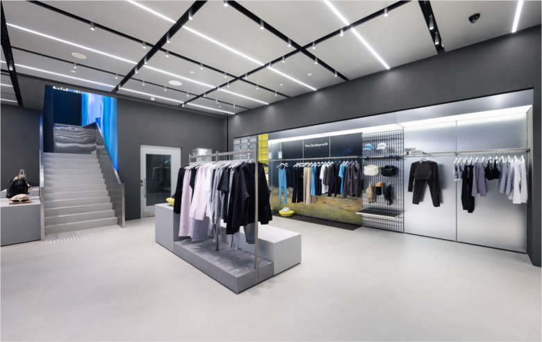 витрины с одеждой On store