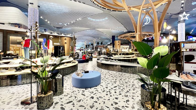 витрины с одеждой и обувью LUXURY SQUARE NEW INTERNATIONAL AIRPORT ISTANBUL