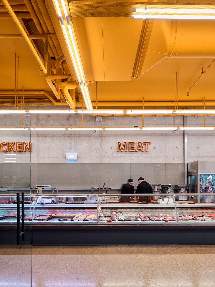 витрины с продуктами Obeid Retail Complex