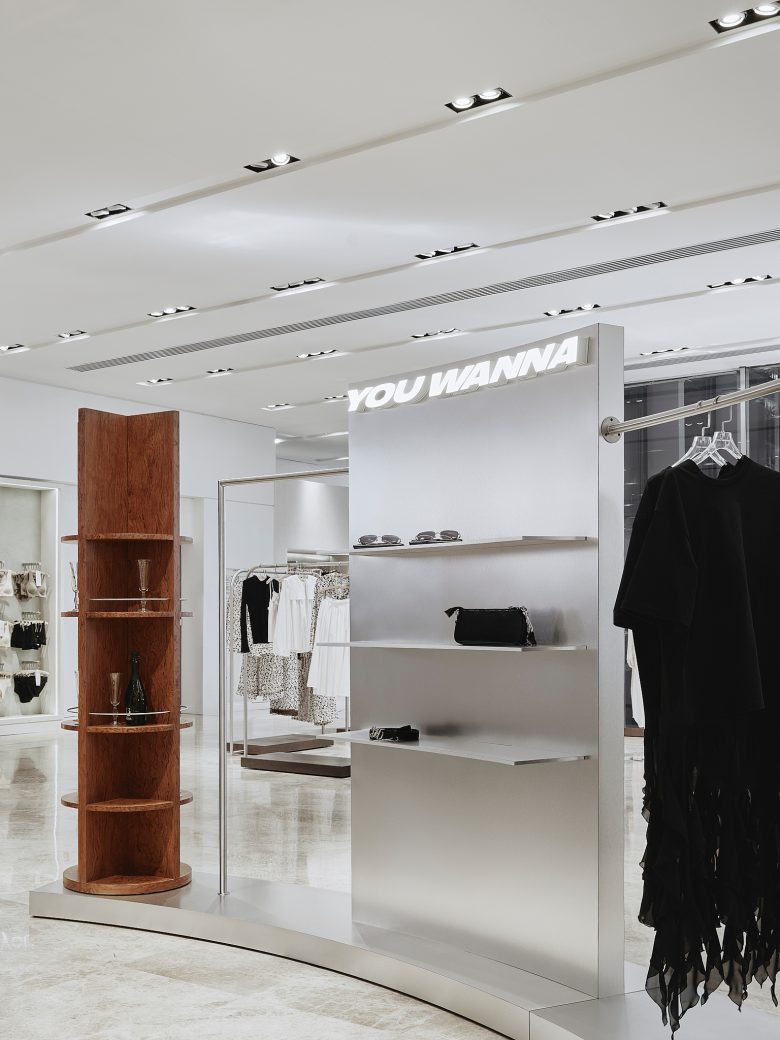 витрины с сумками Corner “You wanna” in TC “Tsvetnoy”