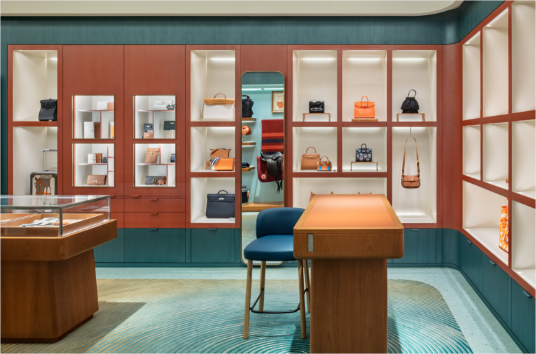 витрины с сумками Hermès shop-in-shop