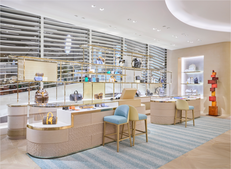 витрины с сумками Louis Vuitton store