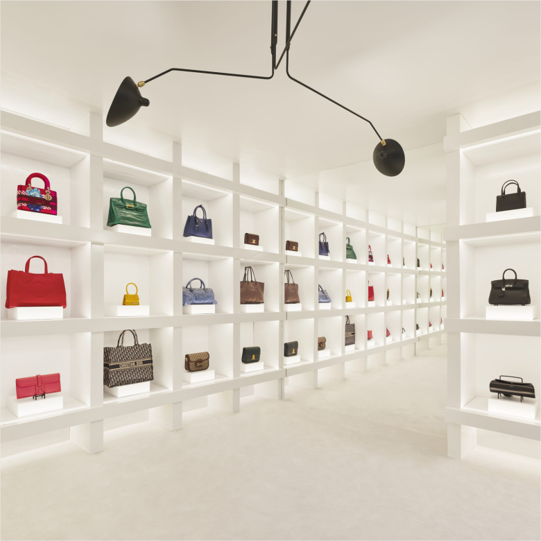 витрины с сумками Valentino‘s